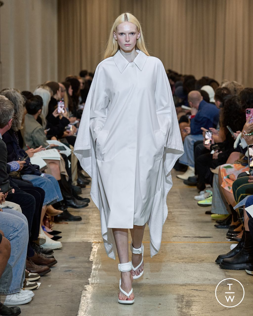 Fashion Week London Spring/Summer 2023 look 22 from the Burberry collection 女装