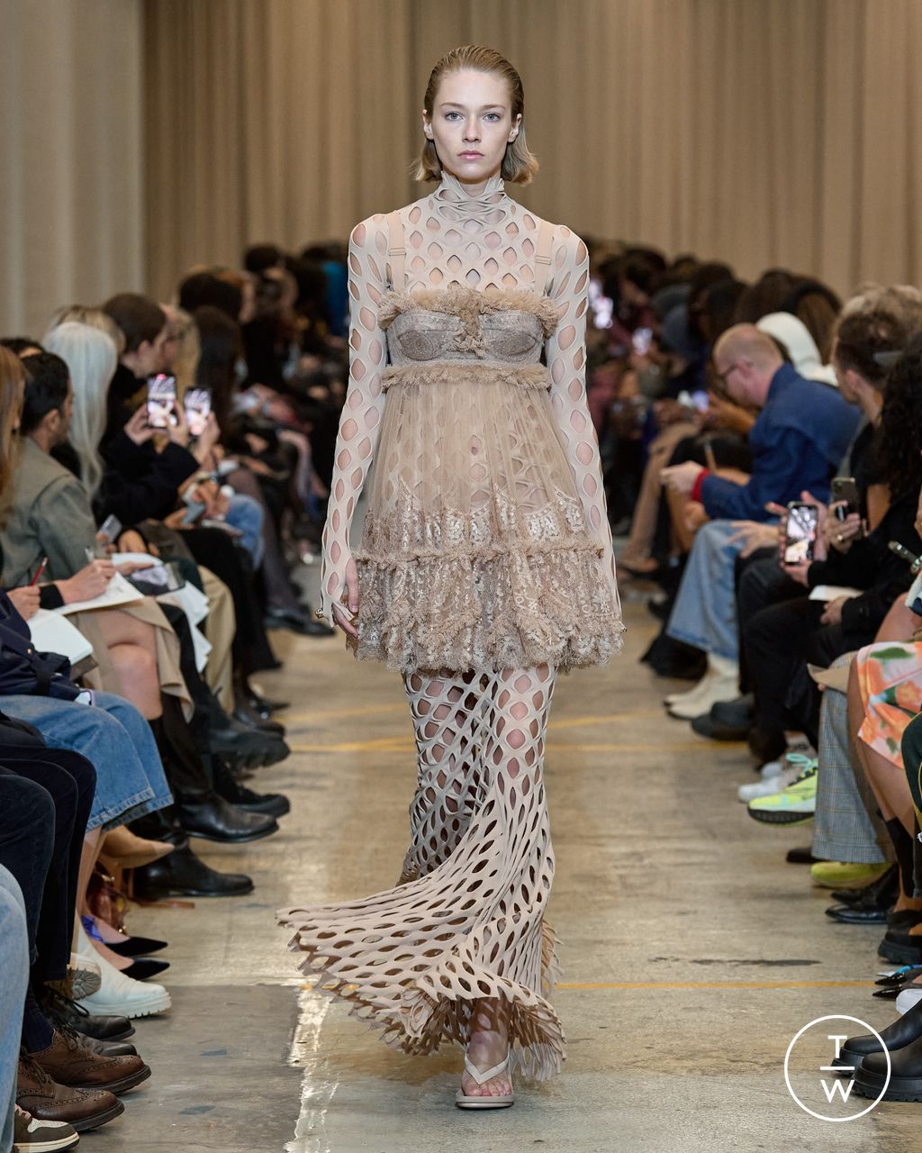Fashion Week London Spring/Summer 2023 look 23 from the Burberry collection 女装