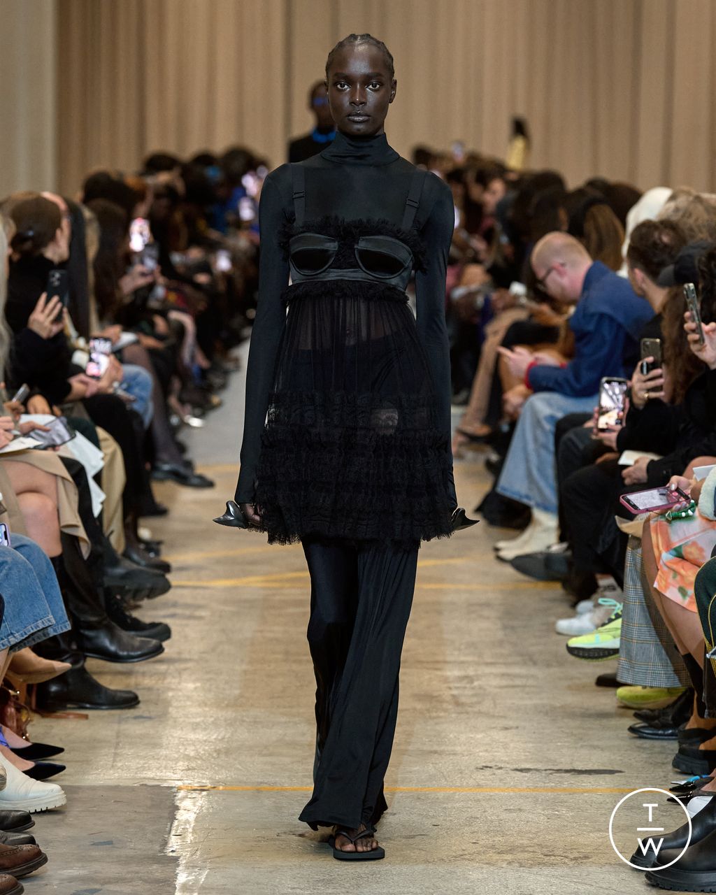 Fashion Week London Spring/Summer 2023 look 28 from the Burberry collection womenswear