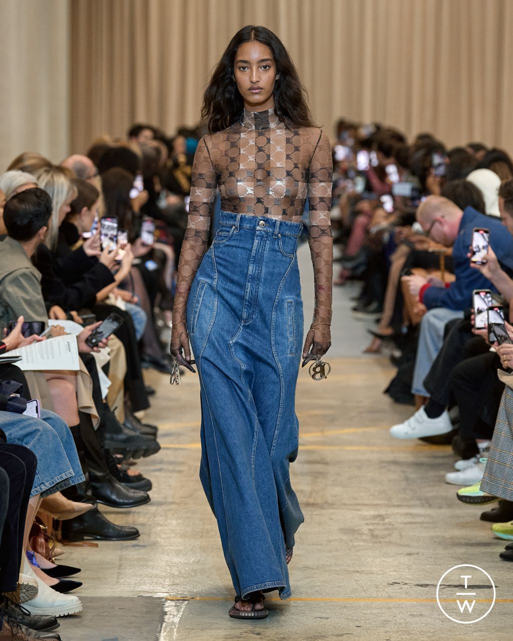 Fashion Week London Spring/Summer 2023 look 3 from the Burberry collection 女装