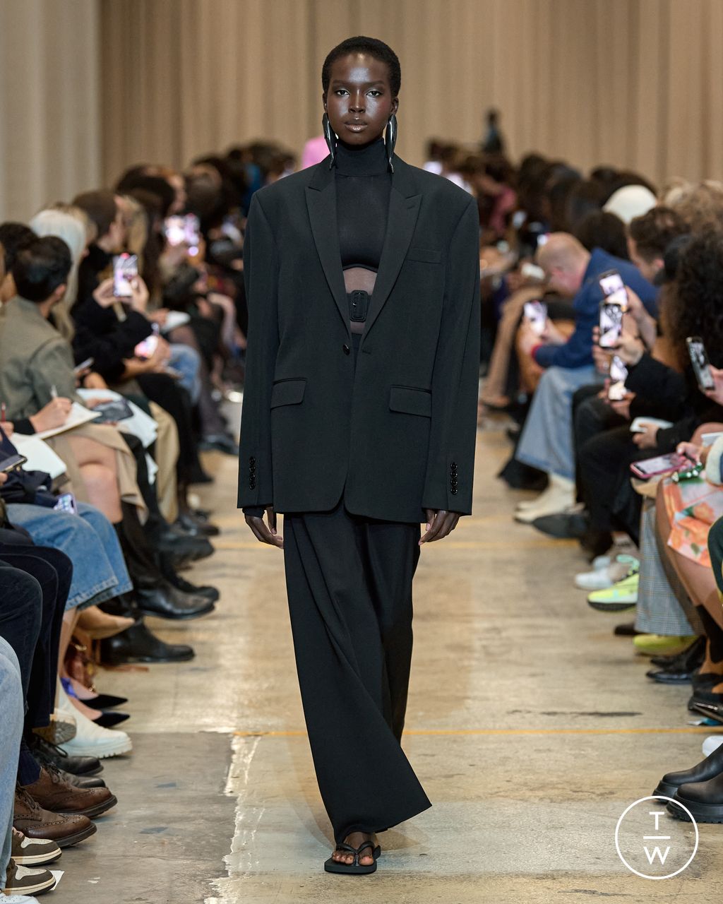 Fashion Week London Spring/Summer 2023 look 30 from the Burberry collection womenswear
