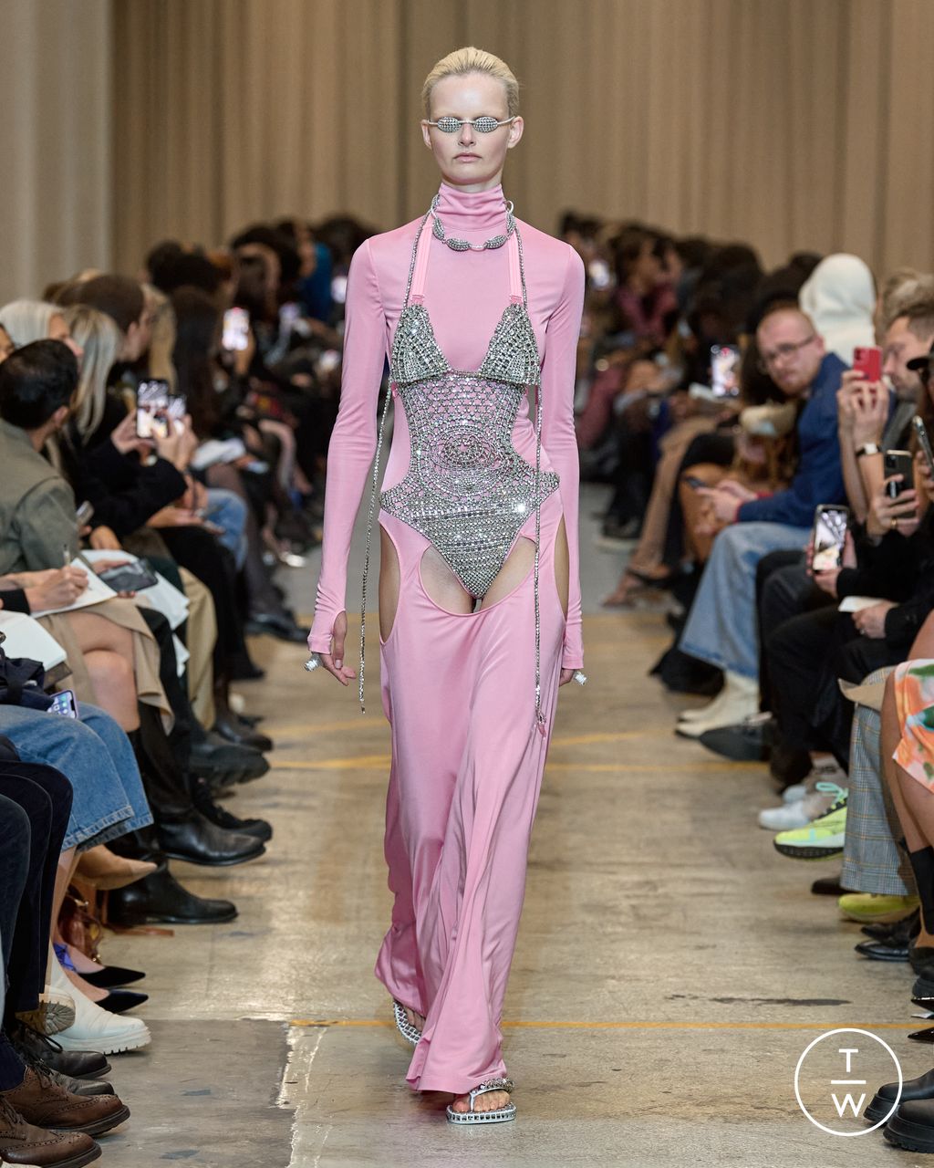 Fashion Week London Spring/Summer 2023 look 31 from the Burberry collection womenswear