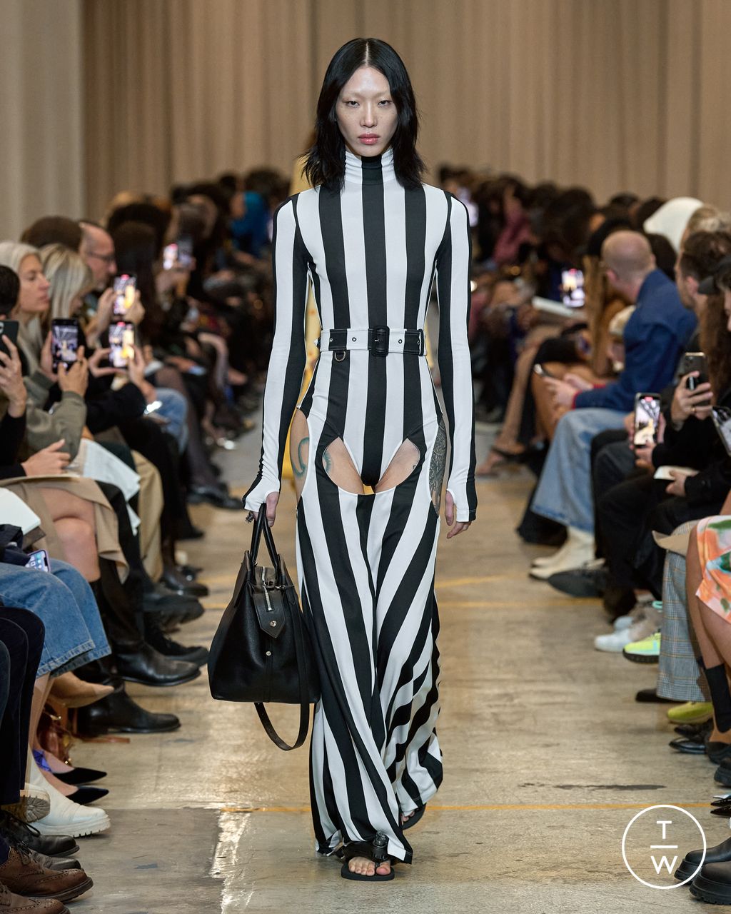 Fashion Week London Spring/Summer 2023 look 32 from the Burberry collection womenswear