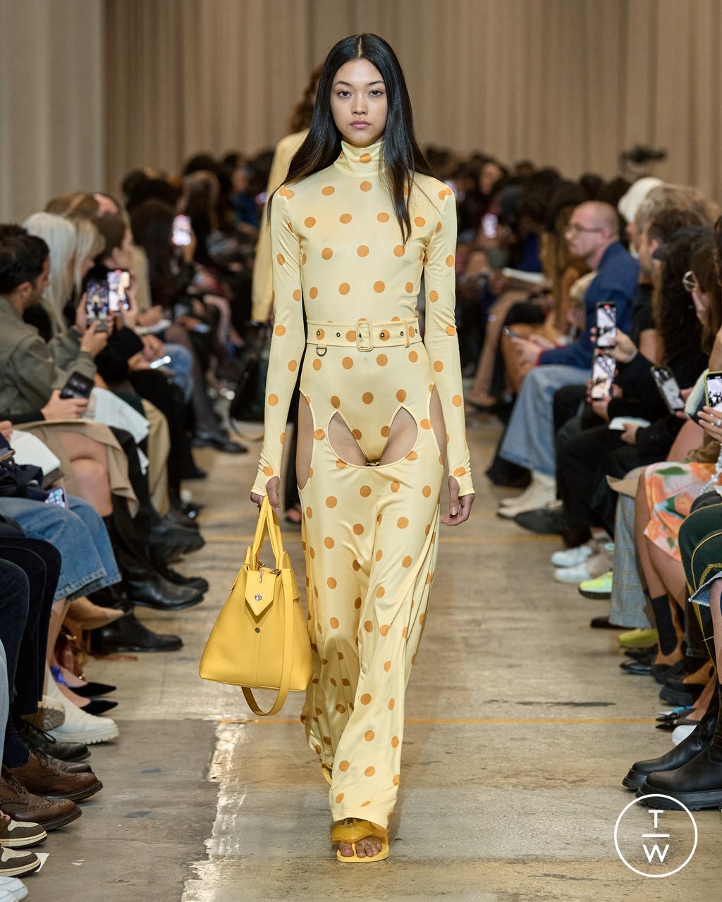 Fashion Week London Spring/Summer 2023 look 33 from the Burberry collection womenswear