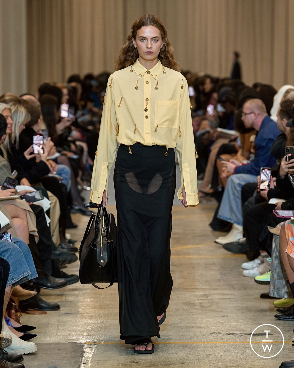 Fashion Week London Spring/Summer 2023 look 34 from the Burberry collection womenswear