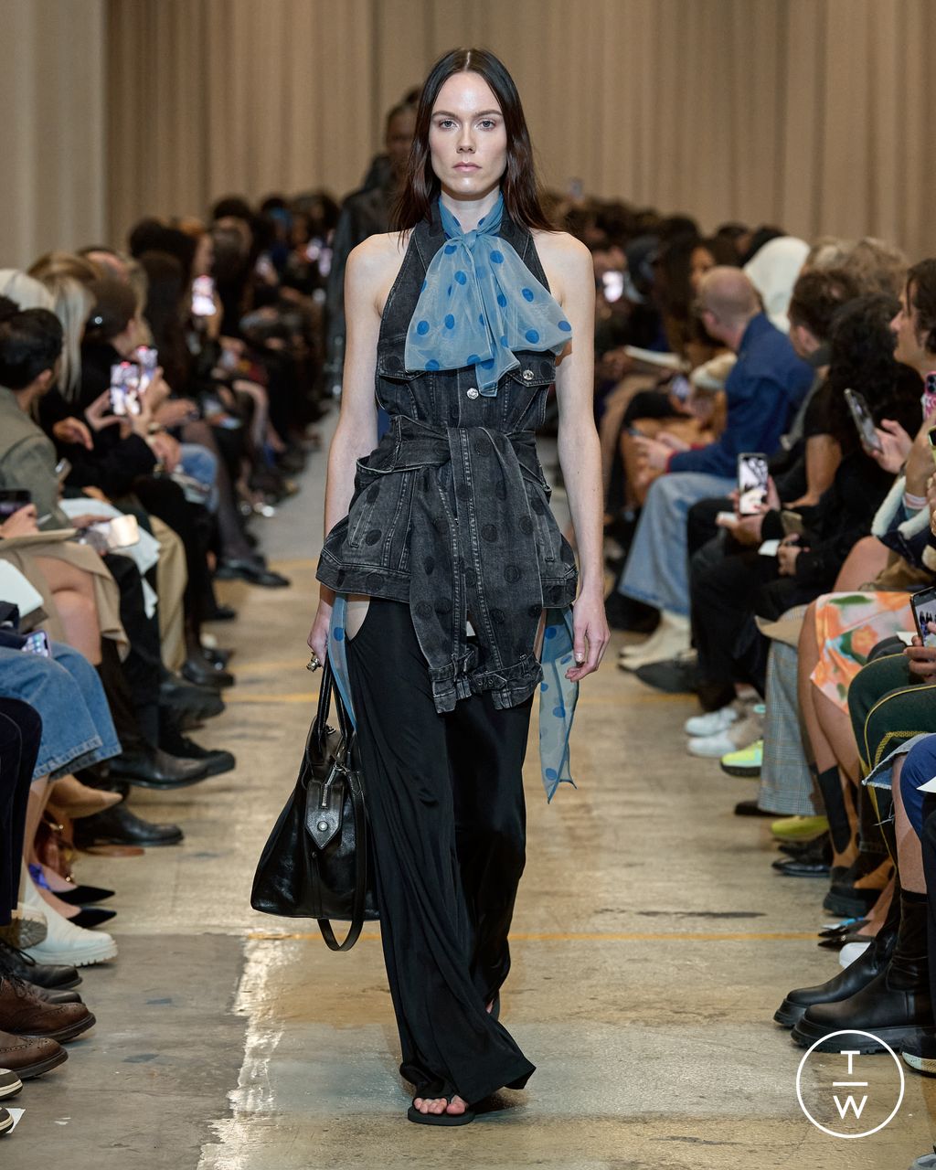 Fashion Week London Spring/Summer 2023 look 35 from the Burberry collection 女装