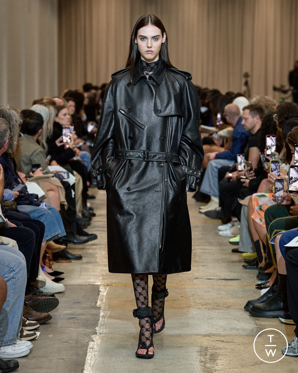 Fashion Week London Spring/Summer 2023 look 37 from the Burberry collection 女装