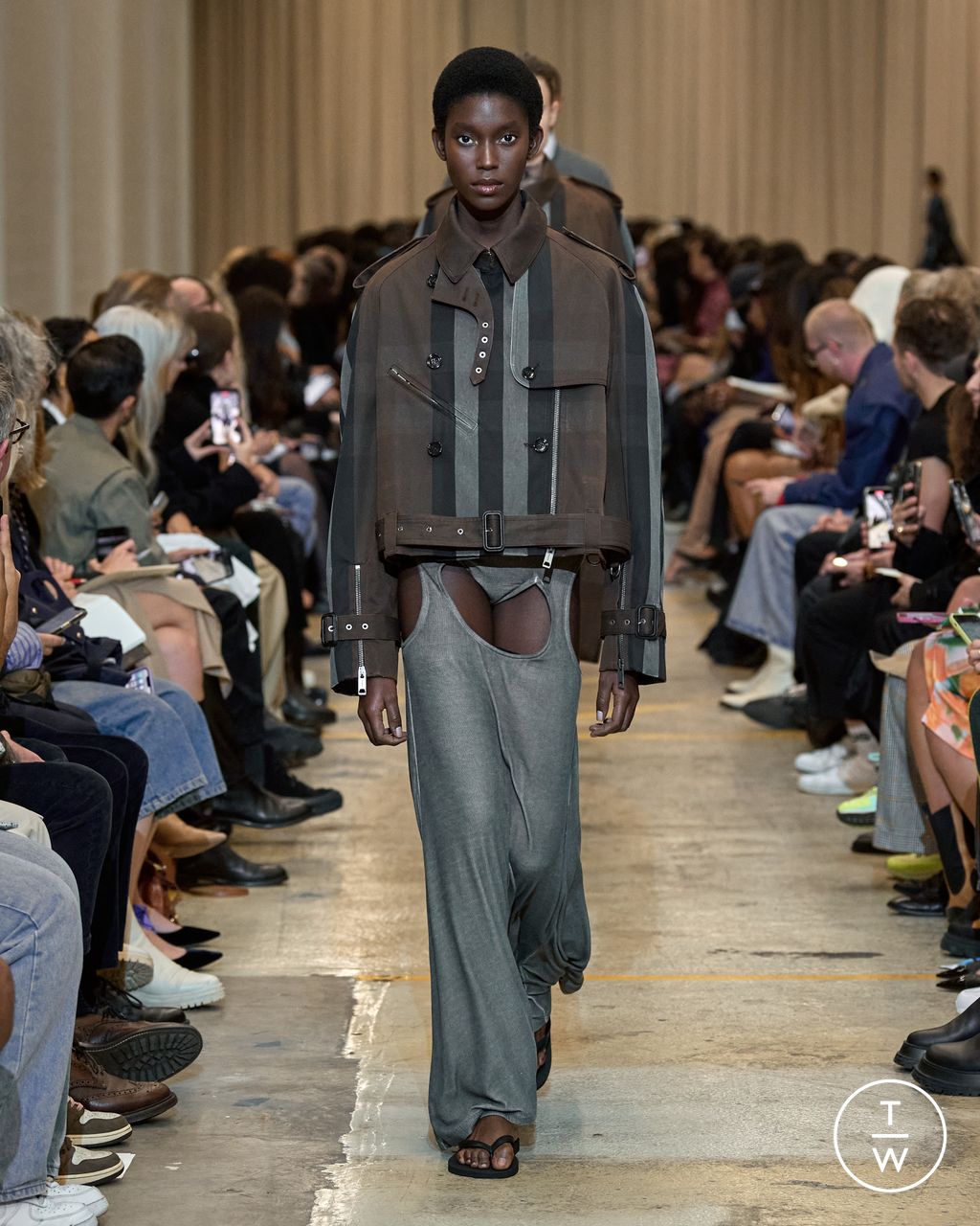 Fashion Week London Spring/Summer 2023 look 38 from the Burberry collection womenswear