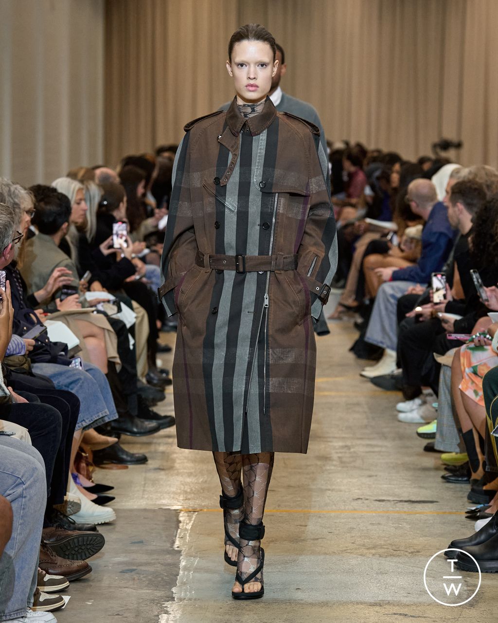 Fashion Week London Spring/Summer 2023 look 39 from the Burberry collection womenswear