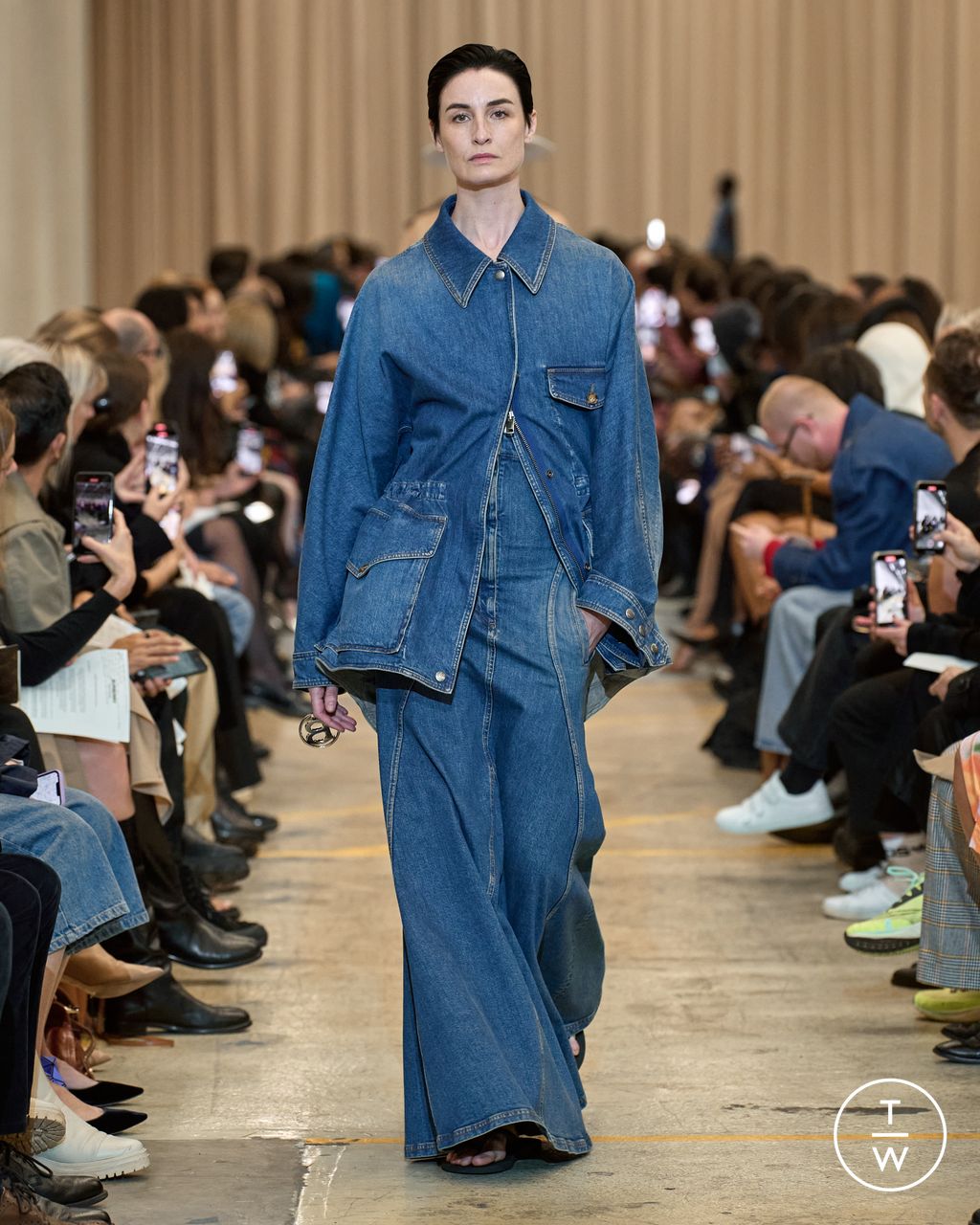 Fashion Week London Spring/Summer 2023 look 4 from the Burberry collection womenswear