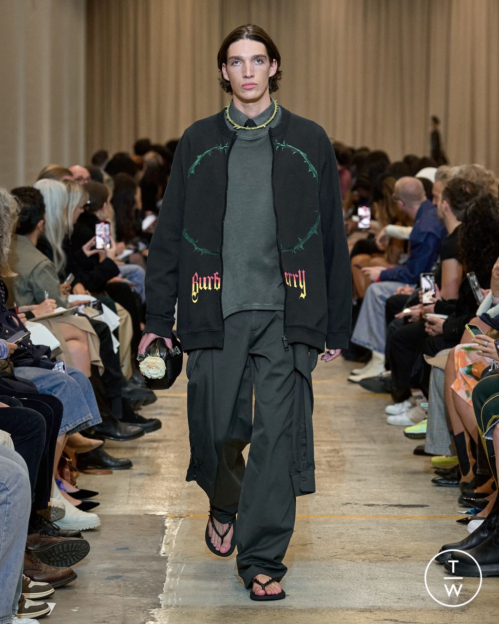 Fashion Week London Spring/Summer 2023 look 41 from the Burberry collection 女装