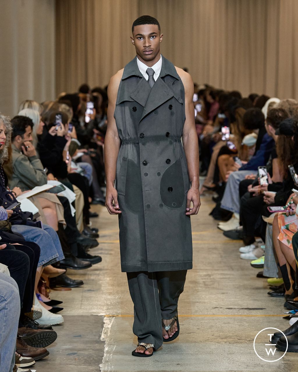 Fashion Week London Spring/Summer 2023 look 42 from the Burberry collection 女装