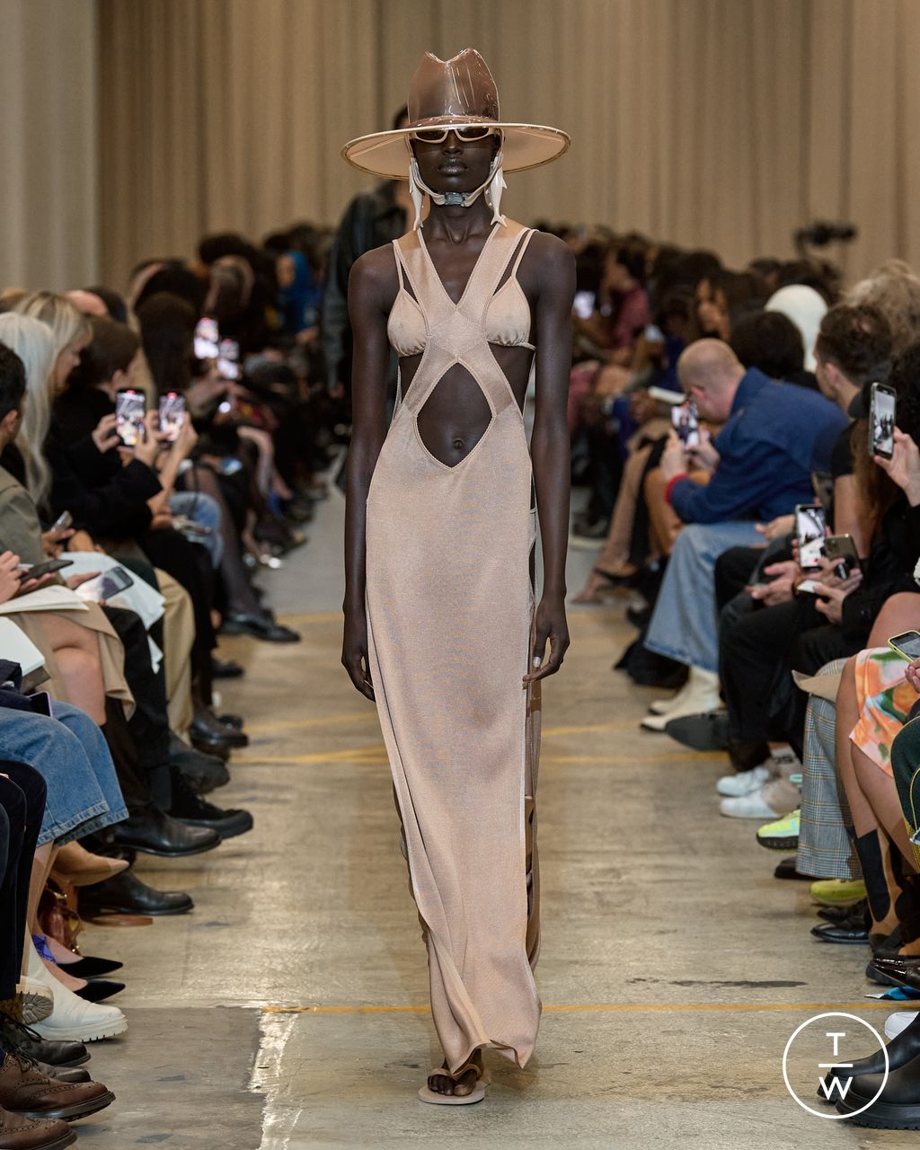 Fashion Week London Spring/Summer 2023 look 44 from the Burberry collection 女装