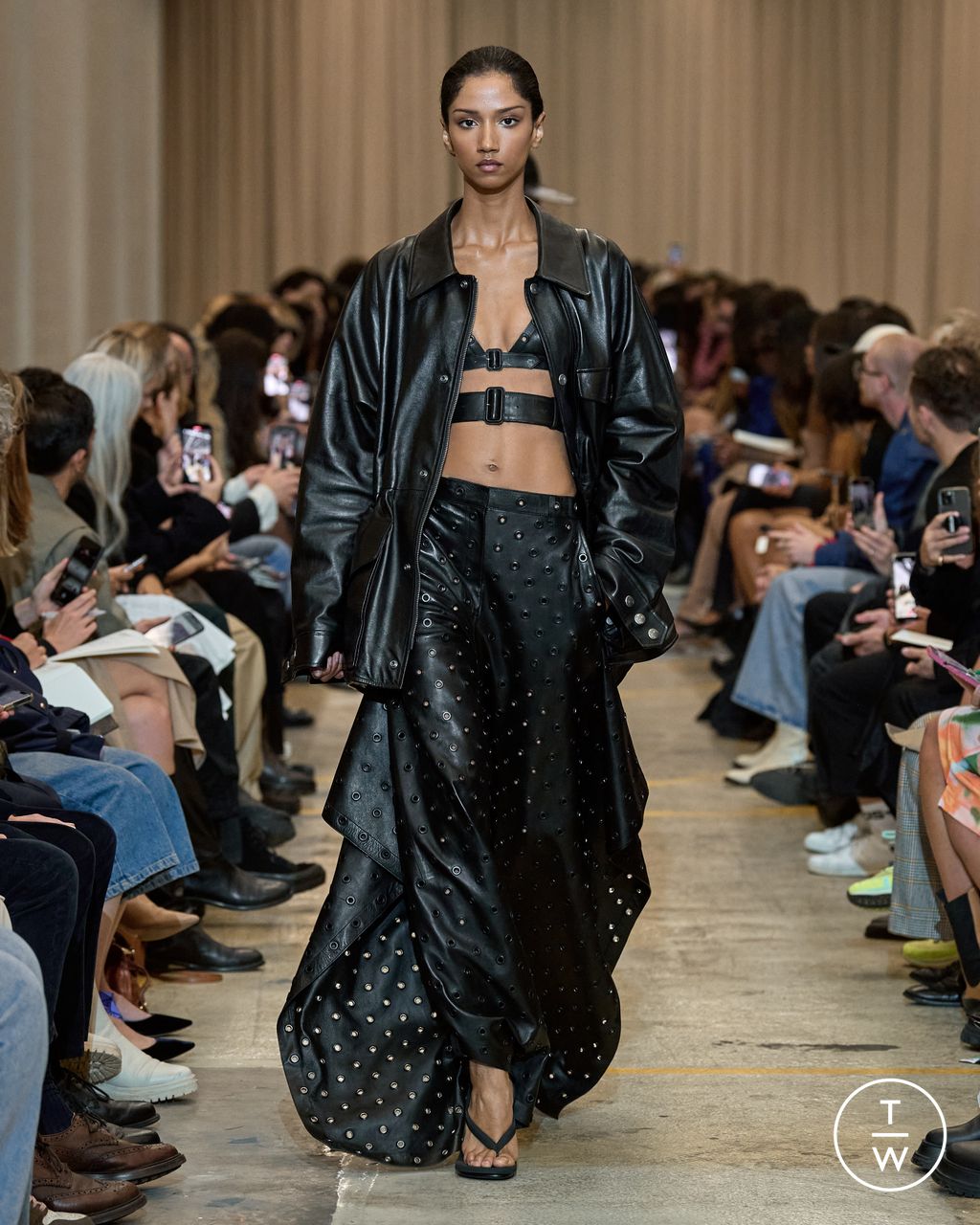Fashion Week London Spring/Summer 2023 look 45 from the Burberry collection 女装