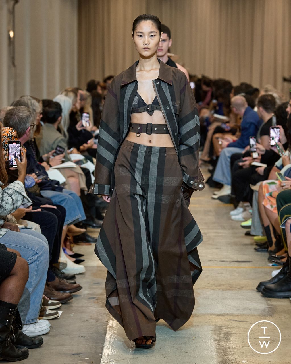 Fashion Week London Spring/Summer 2023 look 47 from the Burberry collection womenswear