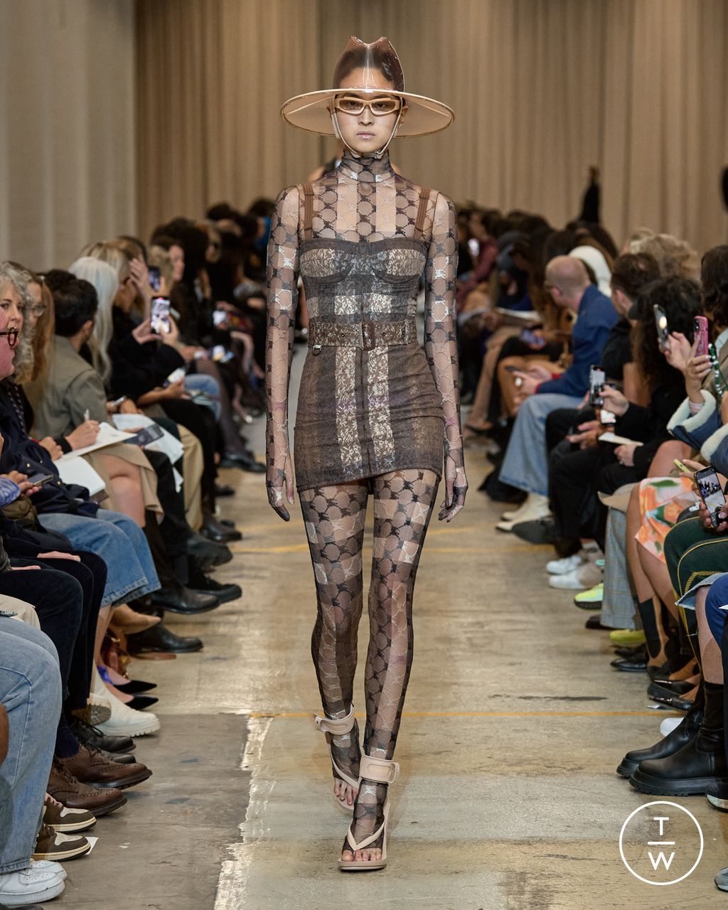 Fashion Week London Spring/Summer 2023 look 49 from the Burberry collection womenswear