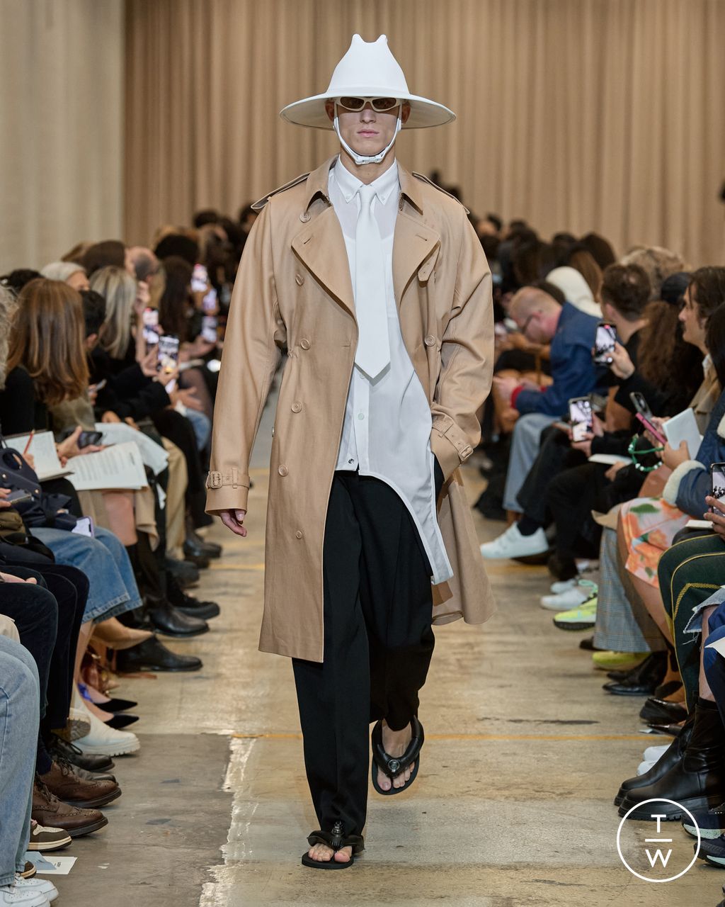 Fashion Week London Spring/Summer 2023 look 5 from the Burberry collection 女装