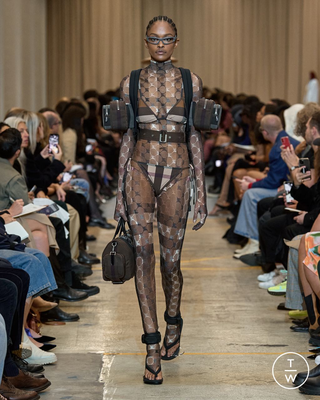 Fashion Week London Spring/Summer 2023 look 51 from the Burberry collection 女装