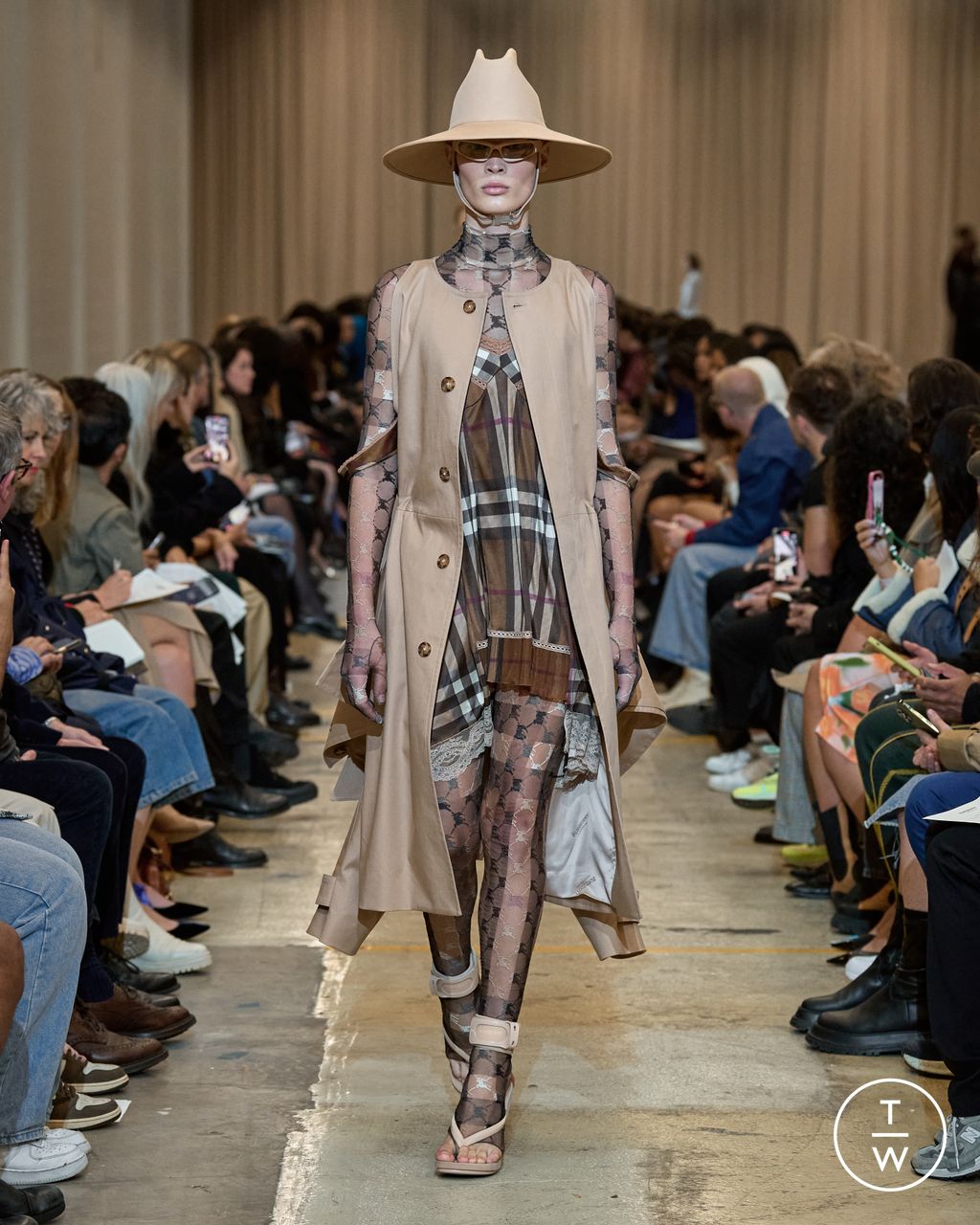 Fashion Week London Spring/Summer 2023 look 52 from the Burberry collection womenswear