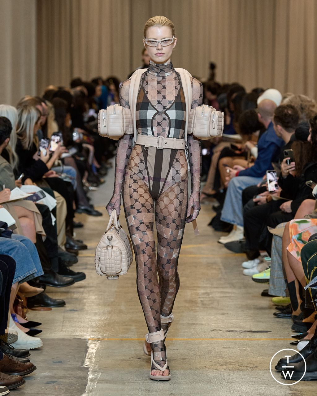 Fashion Week London Spring/Summer 2023 look 53 from the Burberry collection 女装
