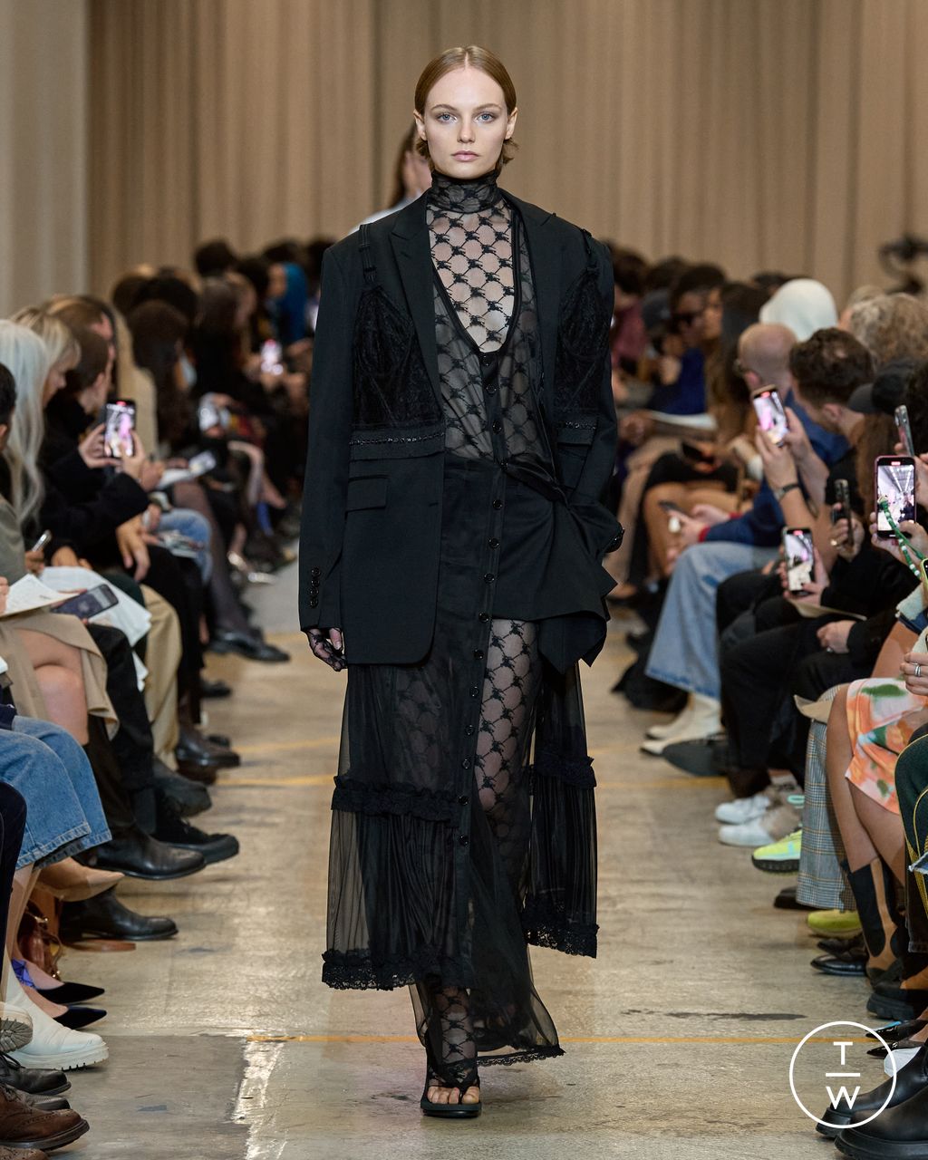 Fashion Week London Spring/Summer 2023 look 54 from the Burberry collection womenswear