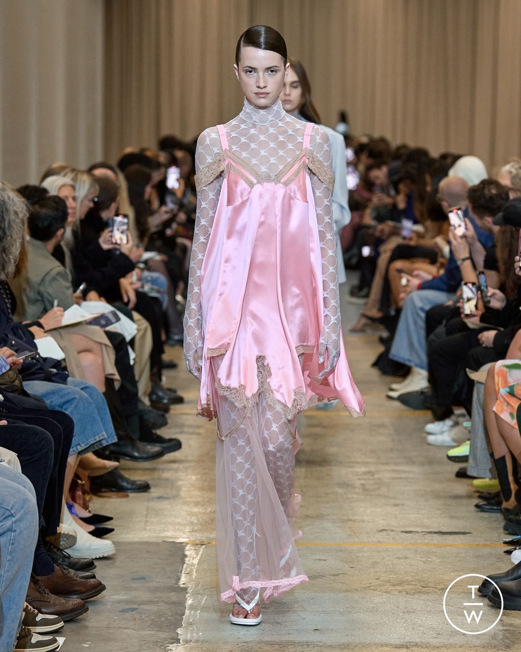 Fashion Week London Spring/Summer 2023 look 55 from the Burberry collection womenswear