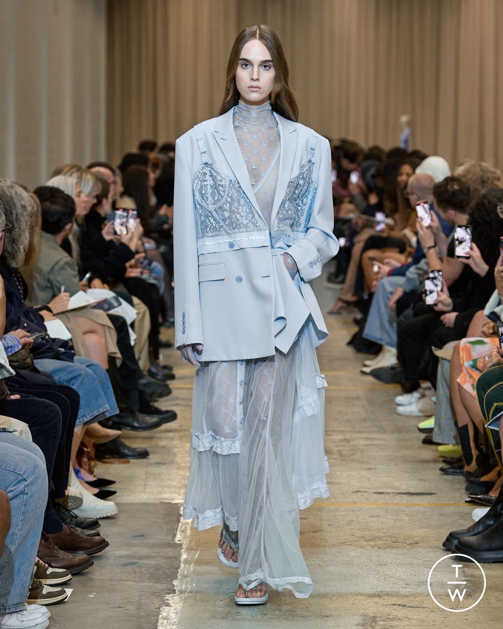 Fashion Week London Spring/Summer 2023 look 56 from the Burberry collection womenswear