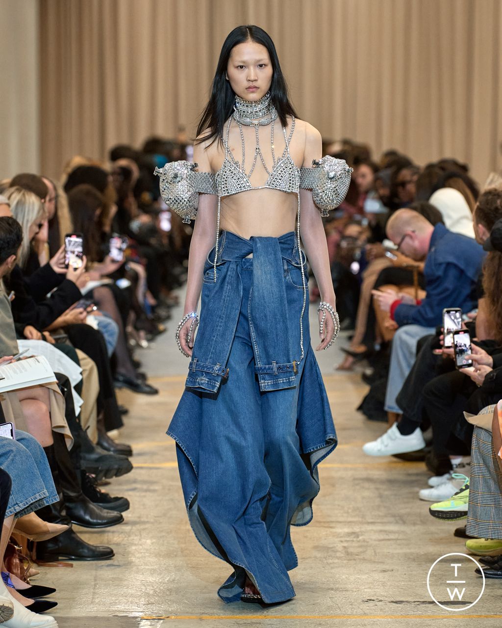 Fashion Week London Spring/Summer 2023 look 6 from the Burberry collection 女装