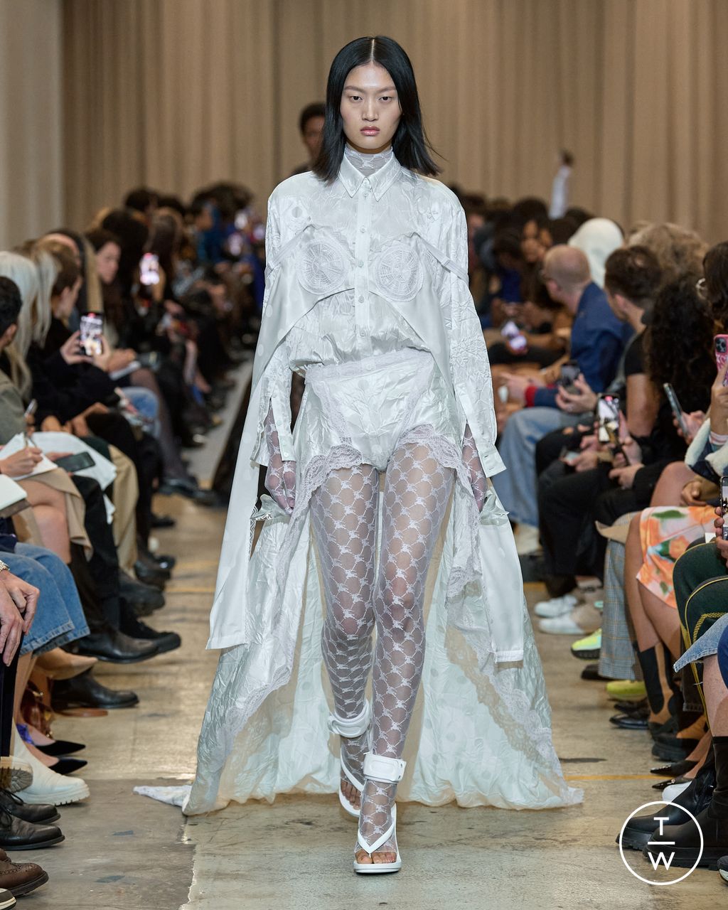 Fashion Week London Spring/Summer 2023 look 64 from the Burberry collection womenswear