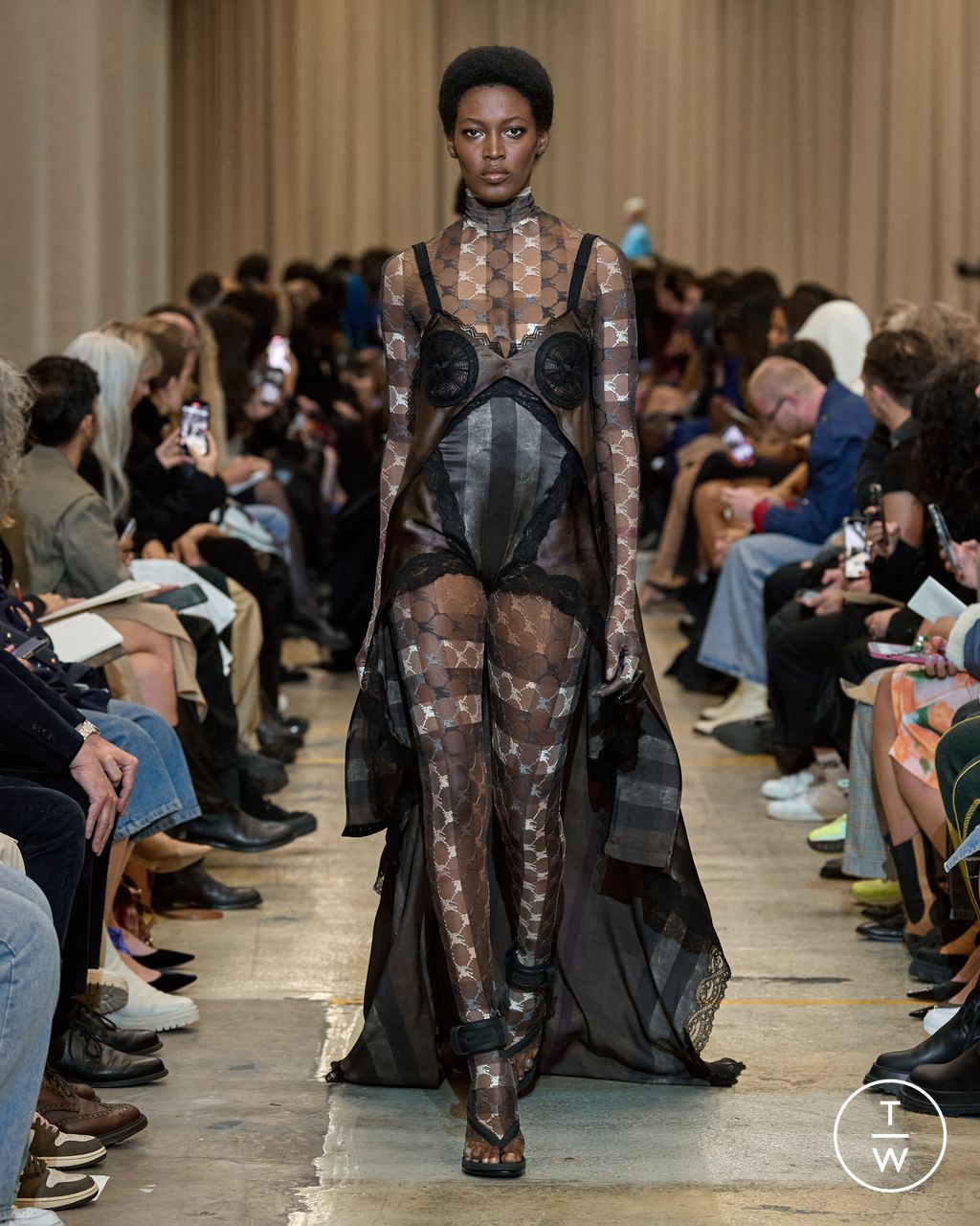 Fashion Week London Spring/Summer 2023 look 65 from the Burberry collection womenswear