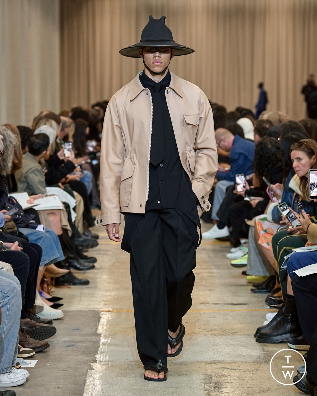 Fashion Week London Spring/Summer 2023 look 7 from the Burberry collection 女装
