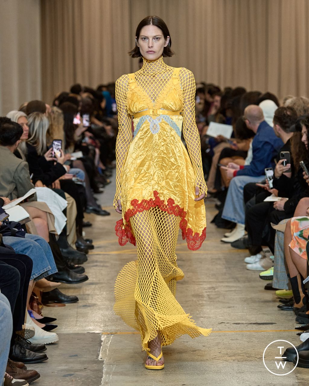Fashion Week London Spring/Summer 2023 look 74 from the Burberry collection womenswear