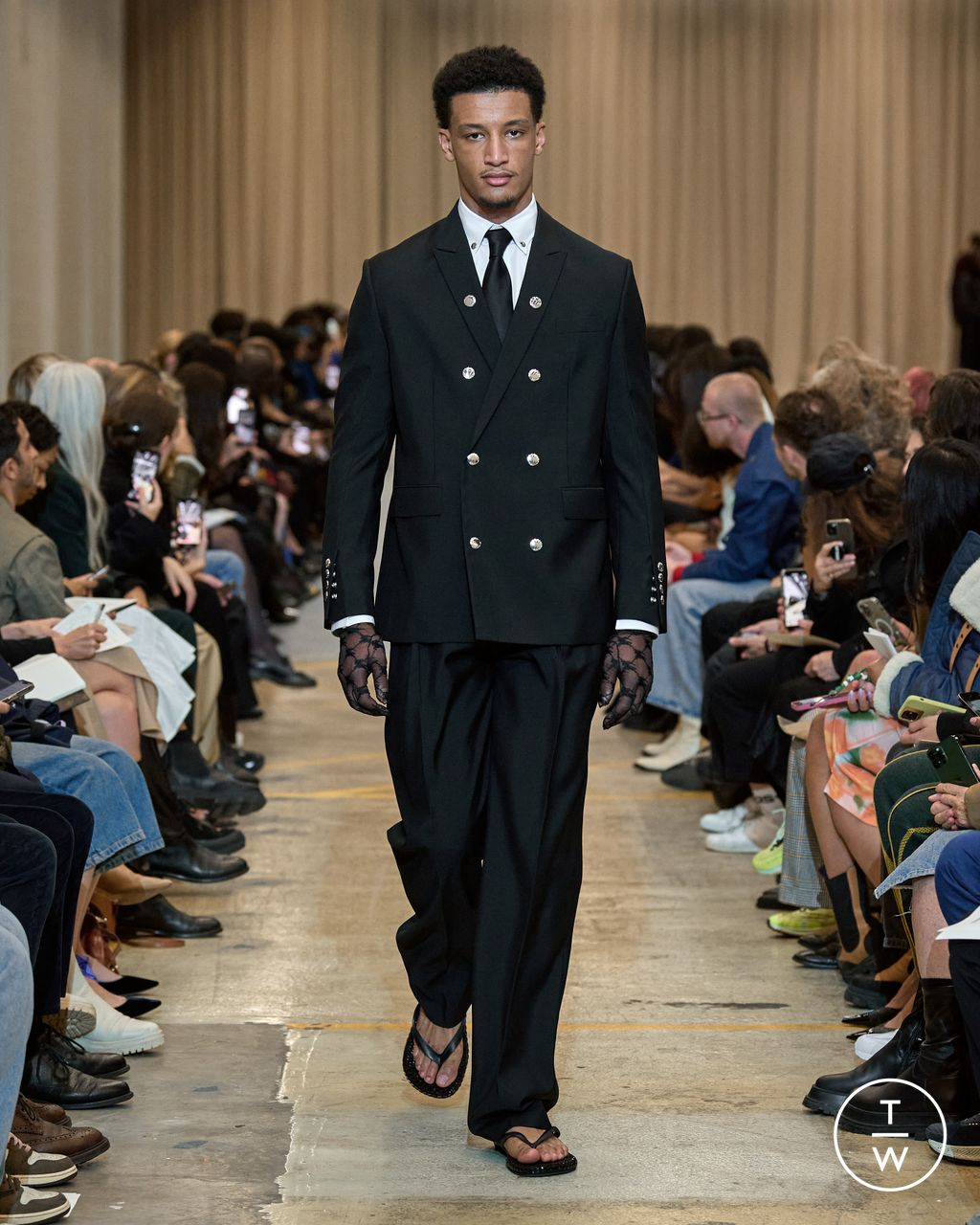 Fashion Week London Spring/Summer 2023 look 77 from the Burberry collection 女装