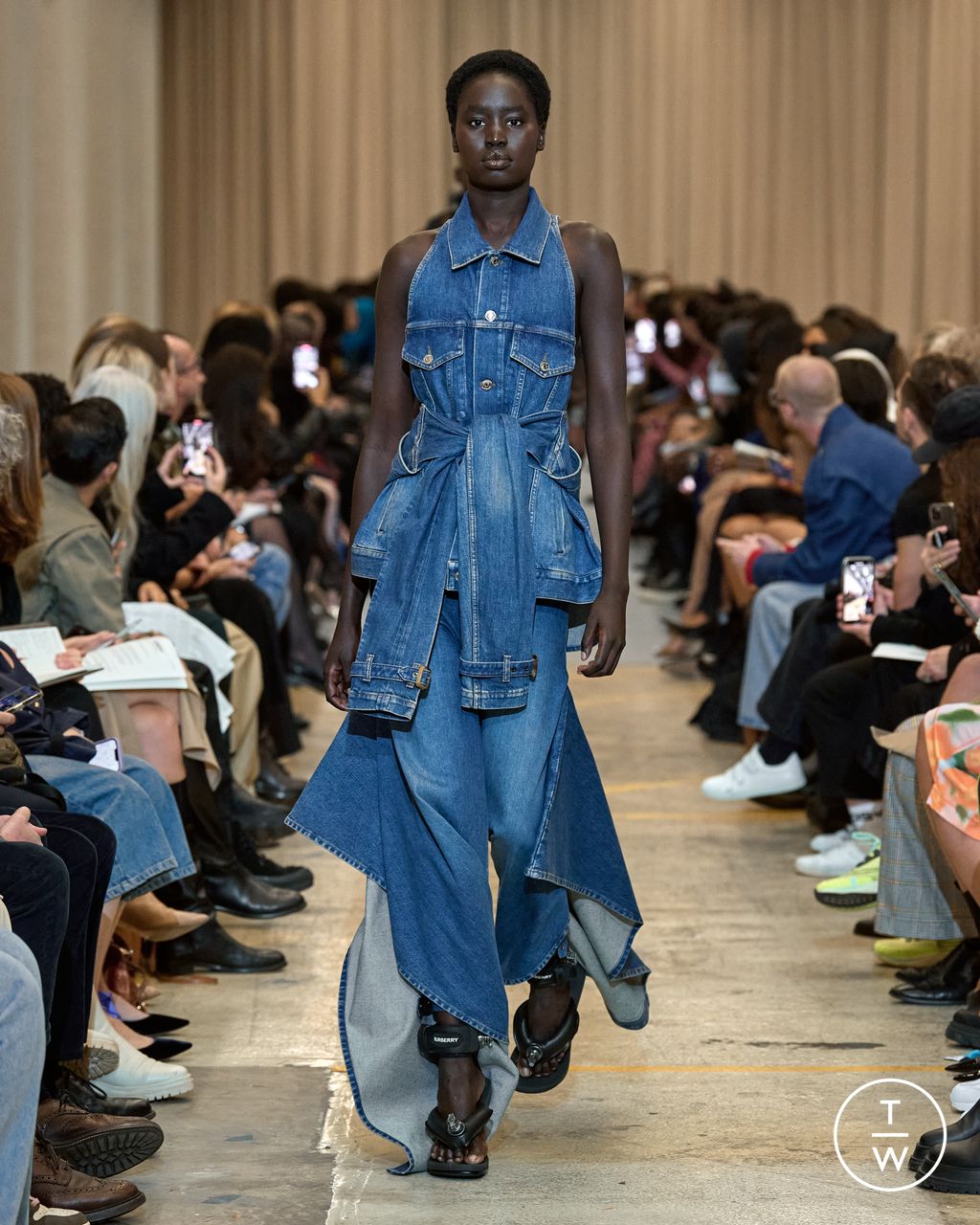 Fashion Week London Spring/Summer 2023 look 8 from the Burberry collection womenswear