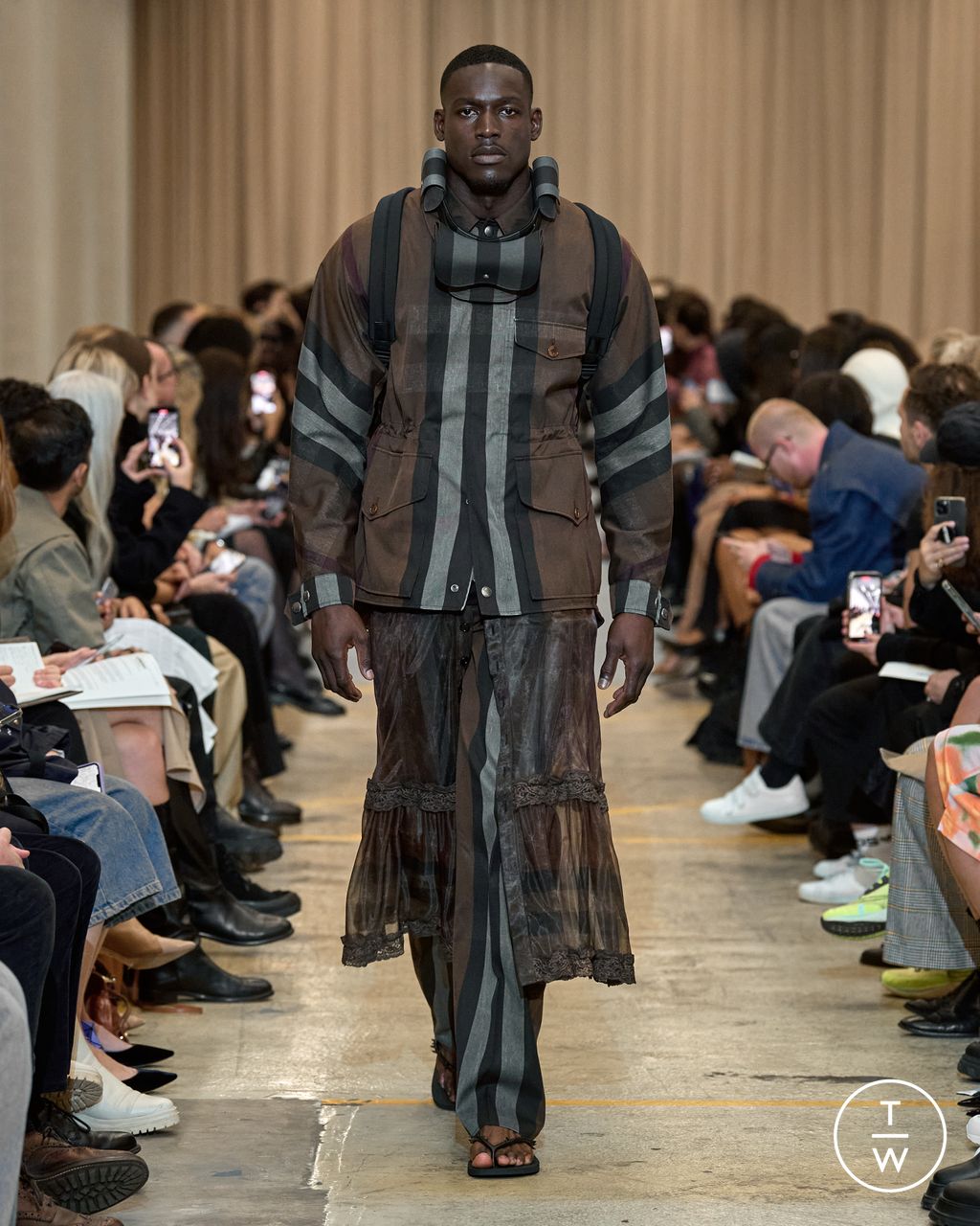Fashion Week London Spring/Summer 2023 look 9 from the Burberry collection womenswear