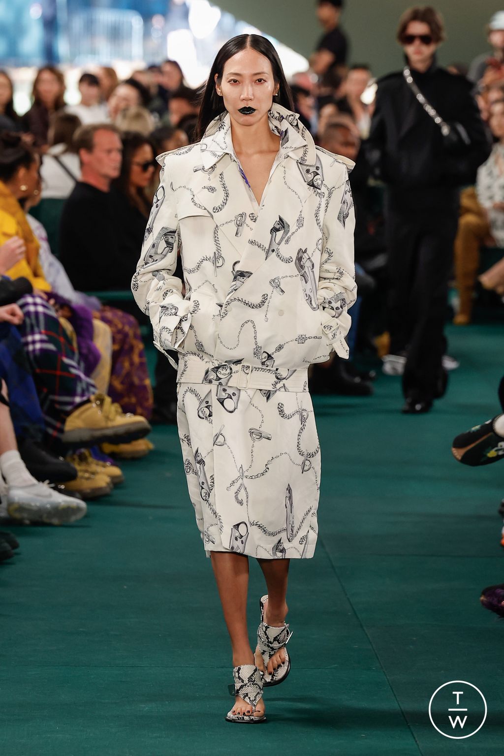 Fashion Week London Spring/Summer 2024 look 5 from the Burberry collection 女装