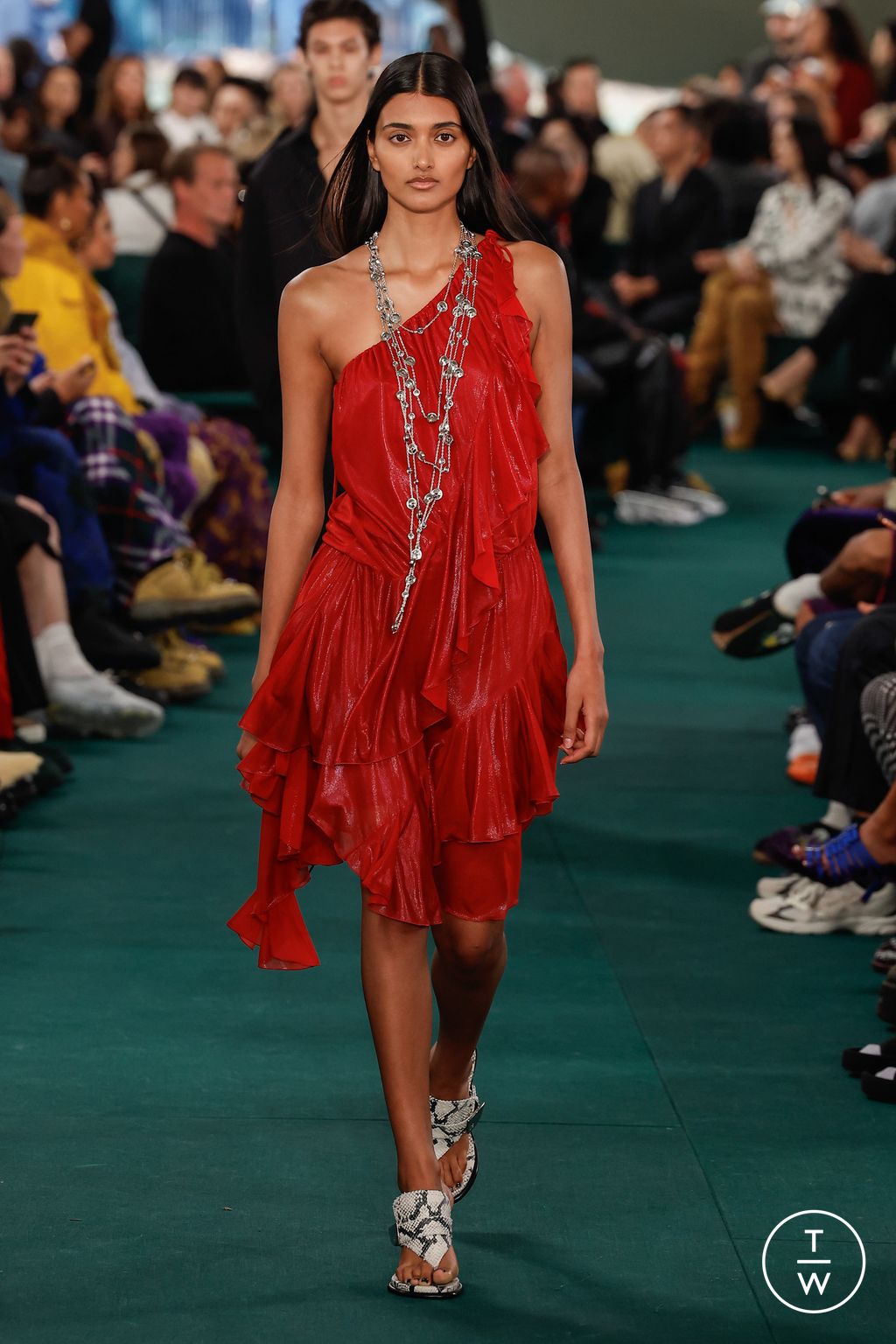 Fashion Week London Spring/Summer 2024 look 15 from the Burberry collection 女装