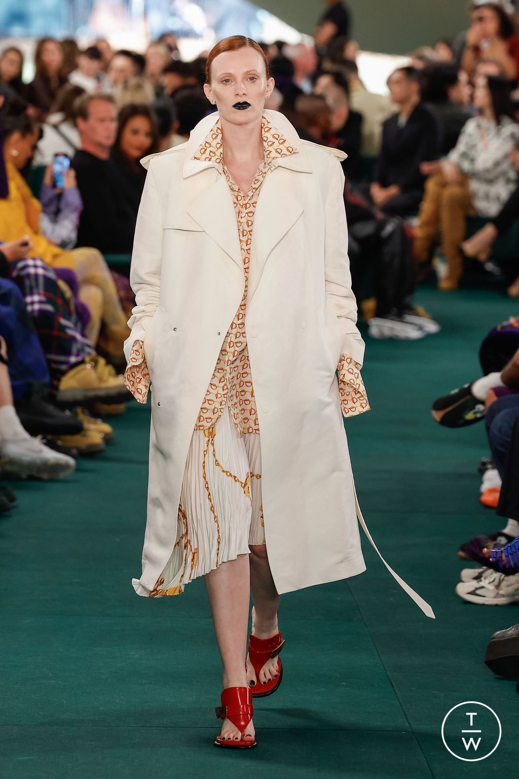 Fashion Week London Spring/Summer 2024 look 17 from the Burberry collection 女装