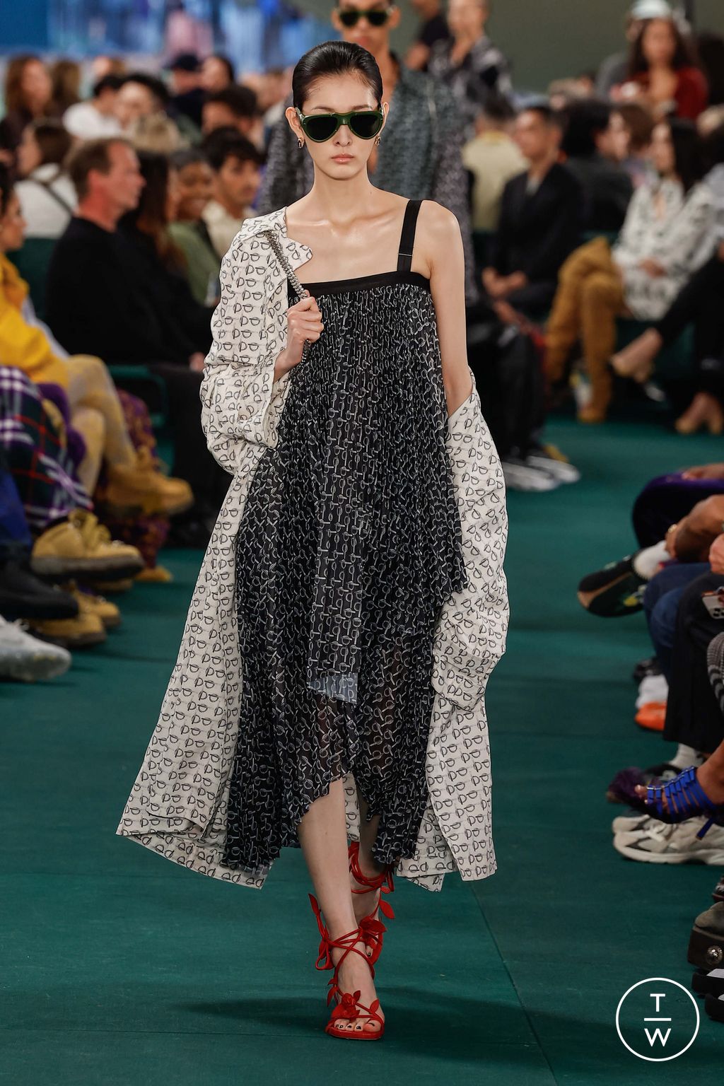 Fashion Week London Spring/Summer 2024 look 25 from the Burberry collection womenswear