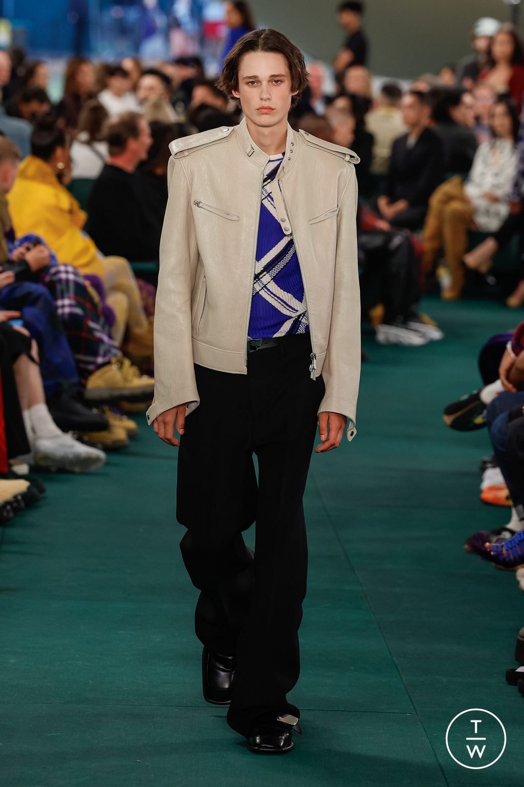 Fashion Week London Spring/Summer 2024 look 30 from the Burberry collection womenswear