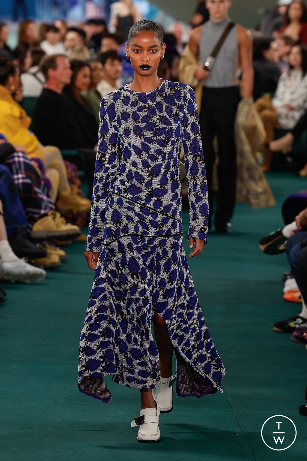 Fashion Week London Spring/Summer 2024 look 31 from the Burberry collection 女装
