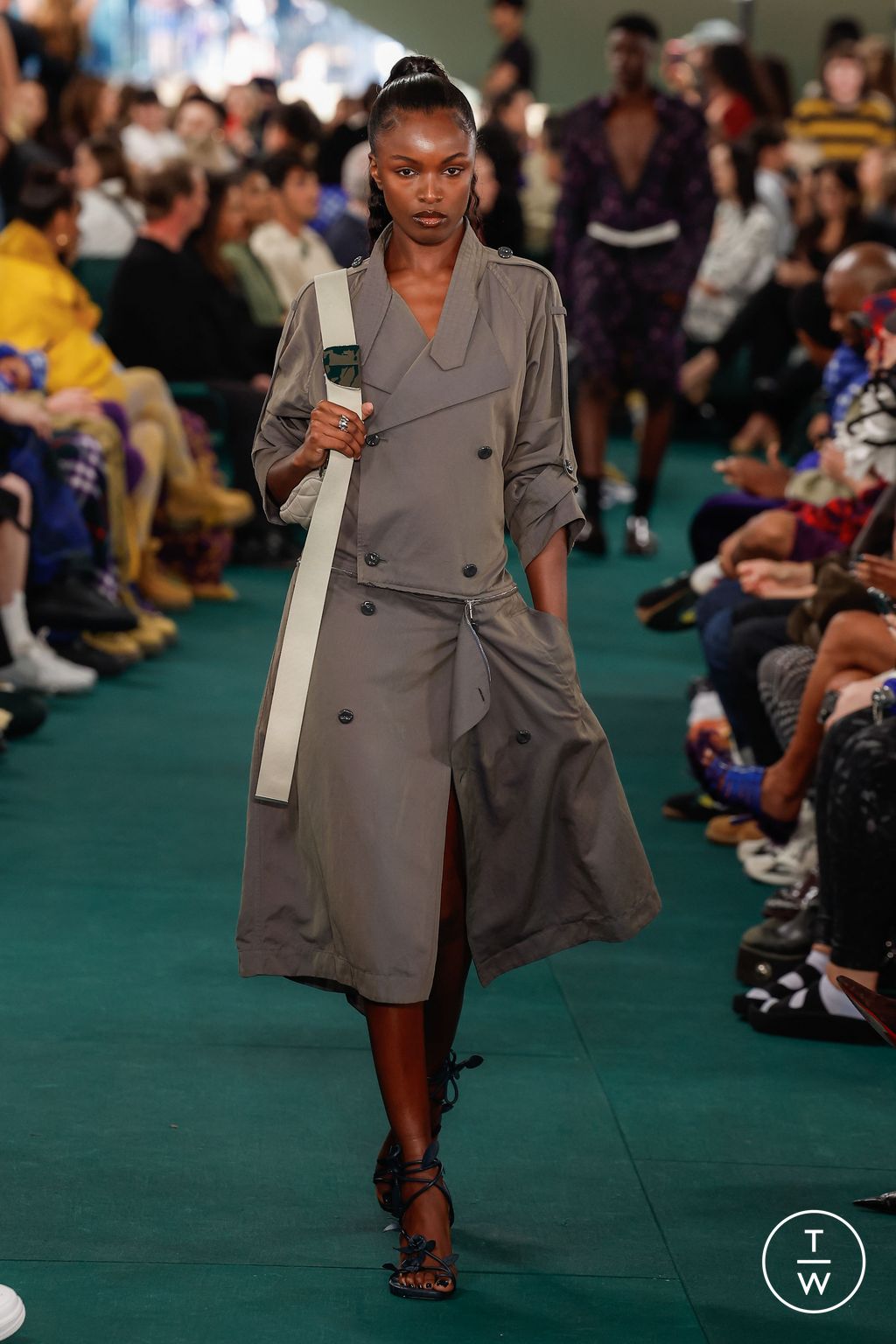 Fashion Week London Spring/Summer 2024 look 37 from the Burberry collection womenswear