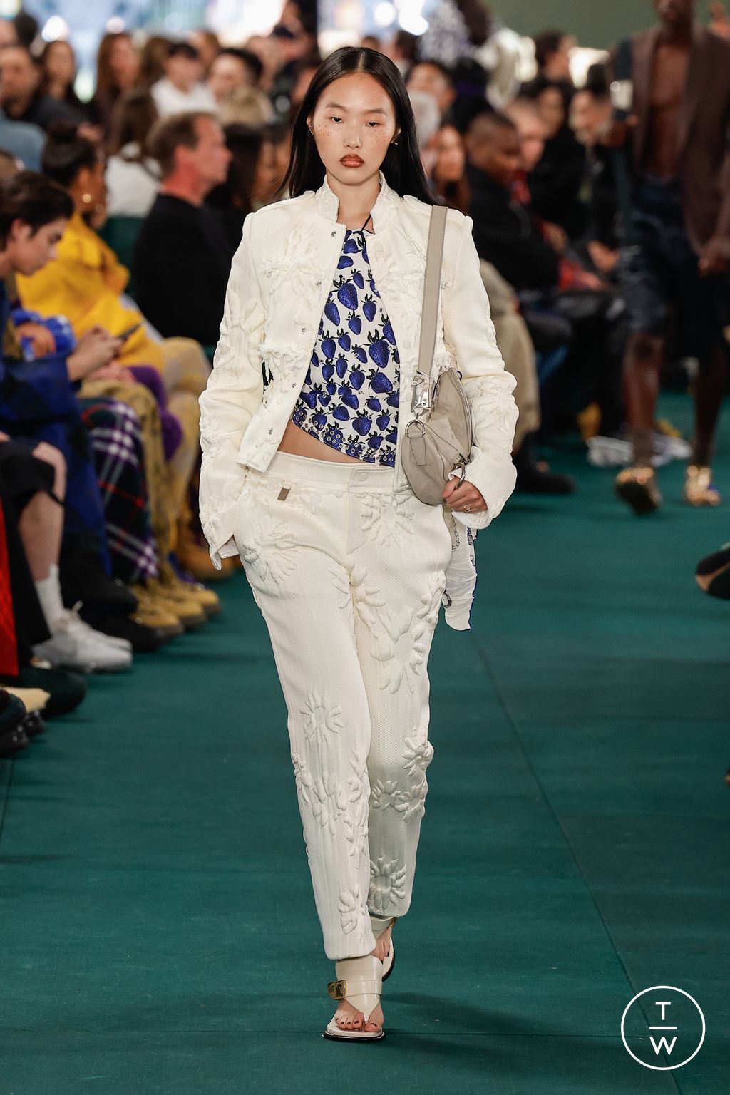 Fashion Week London Spring/Summer 2024 look 40 from the Burberry collection womenswear