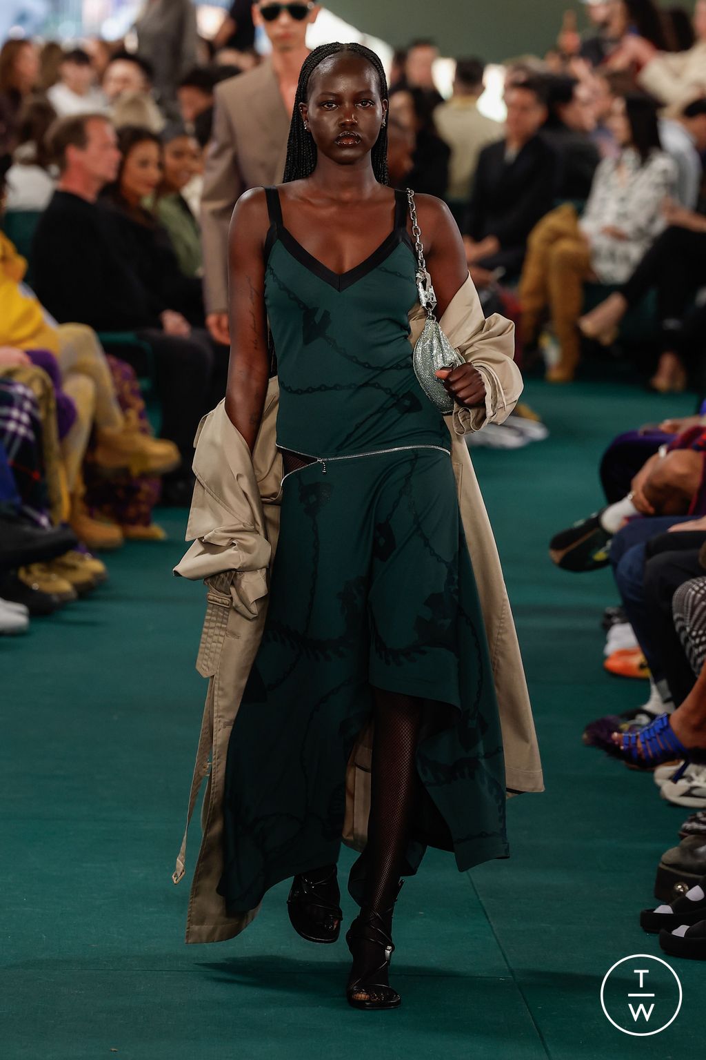 Fashion Week London Spring/Summer 2024 look 42 from the Burberry collection womenswear