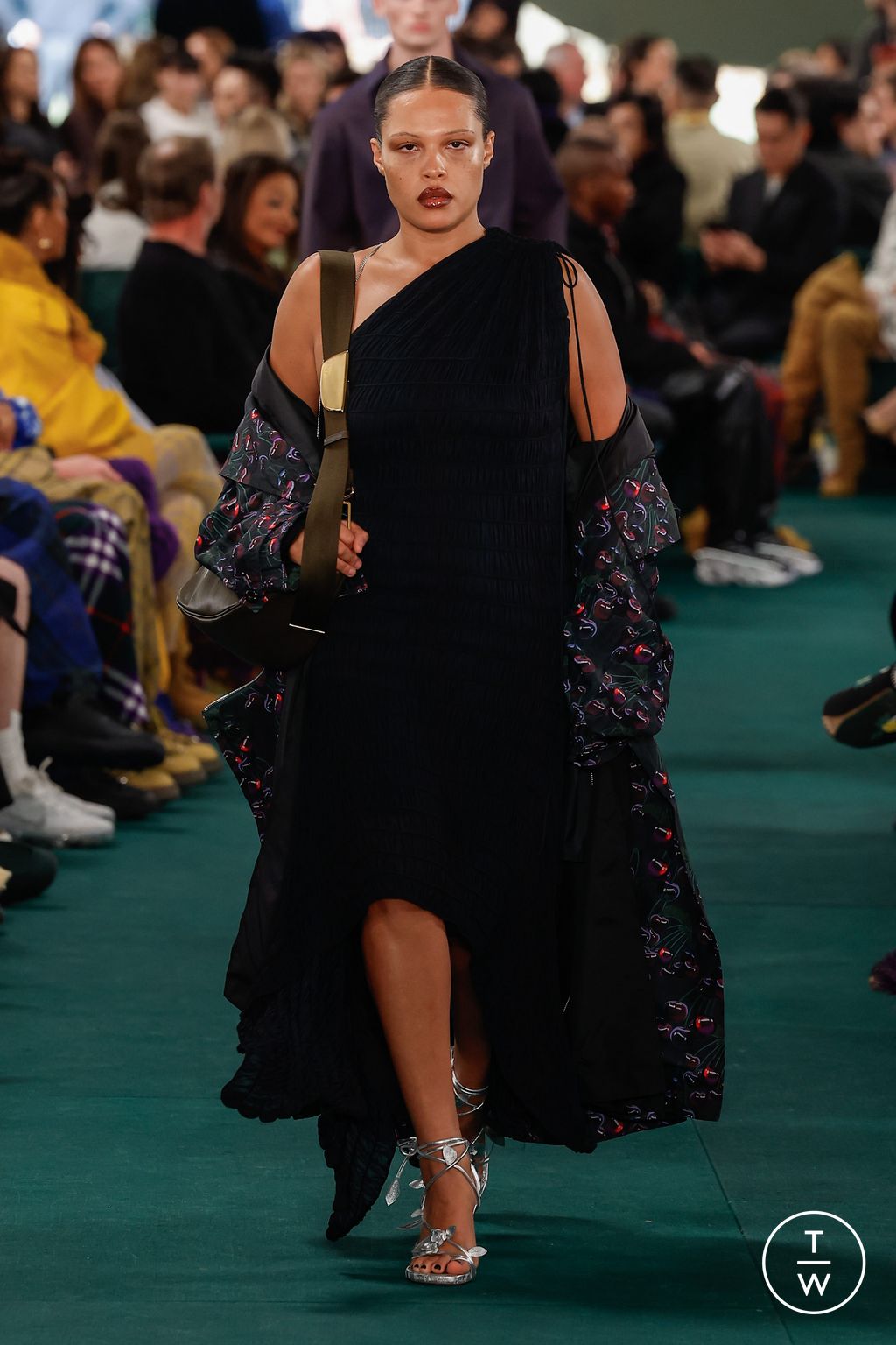 Fashion Week London Spring/Summer 2024 look 44 from the Burberry collection womenswear