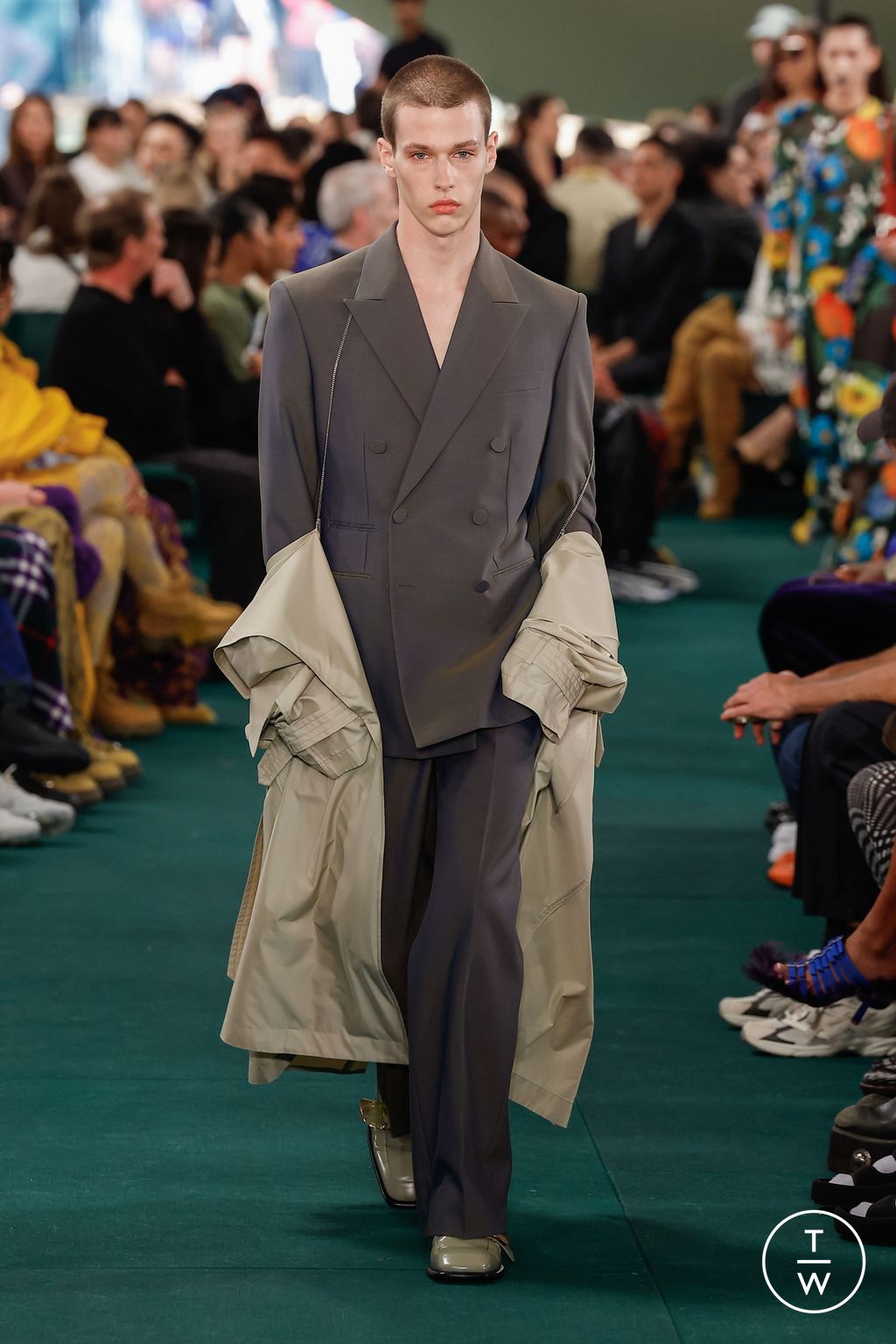 Fashion Week London Spring/Summer 2024 look 47 from the Burberry collection womenswear