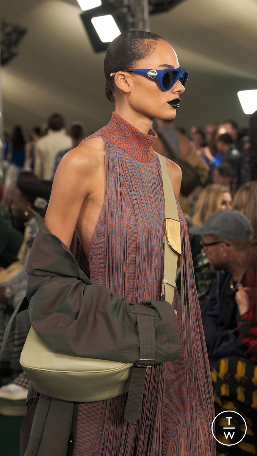 Fashion Week London Spring/Summer 2024 look 20 from the Burberry collection 女装配饰