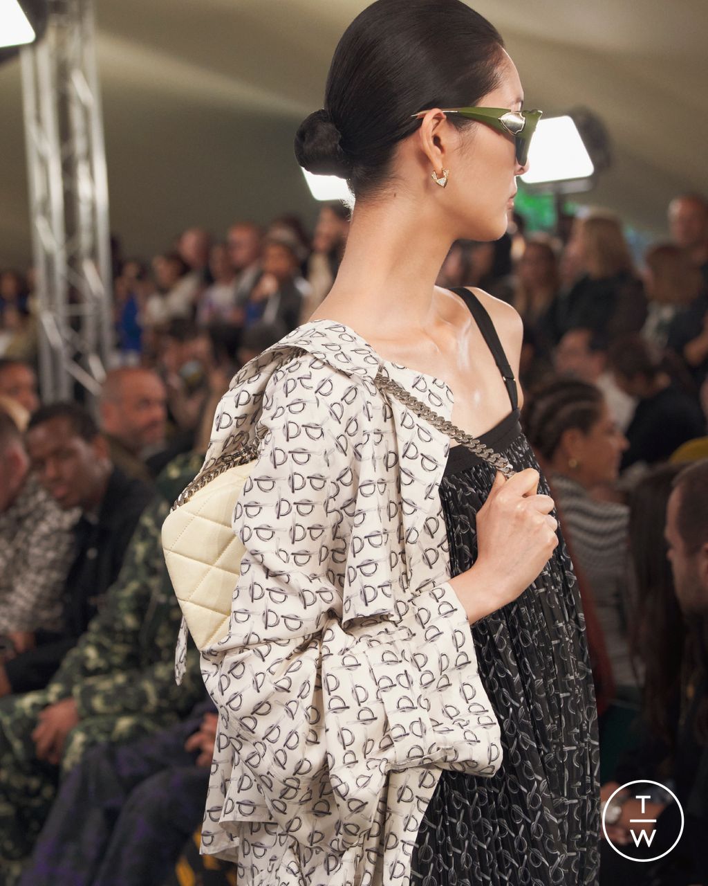 Fashion Week London Spring/Summer 2024 look 7 de la collection Burberry womenswear accessories