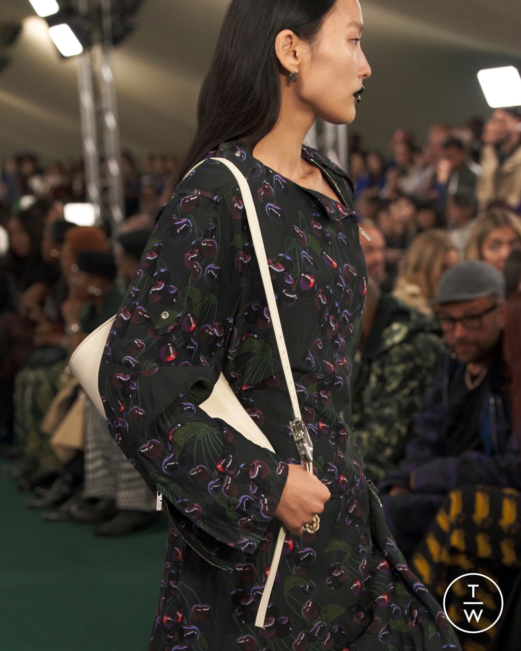 Fashion Week London Spring/Summer 2024 look 10 from the Burberry collection 女装配饰