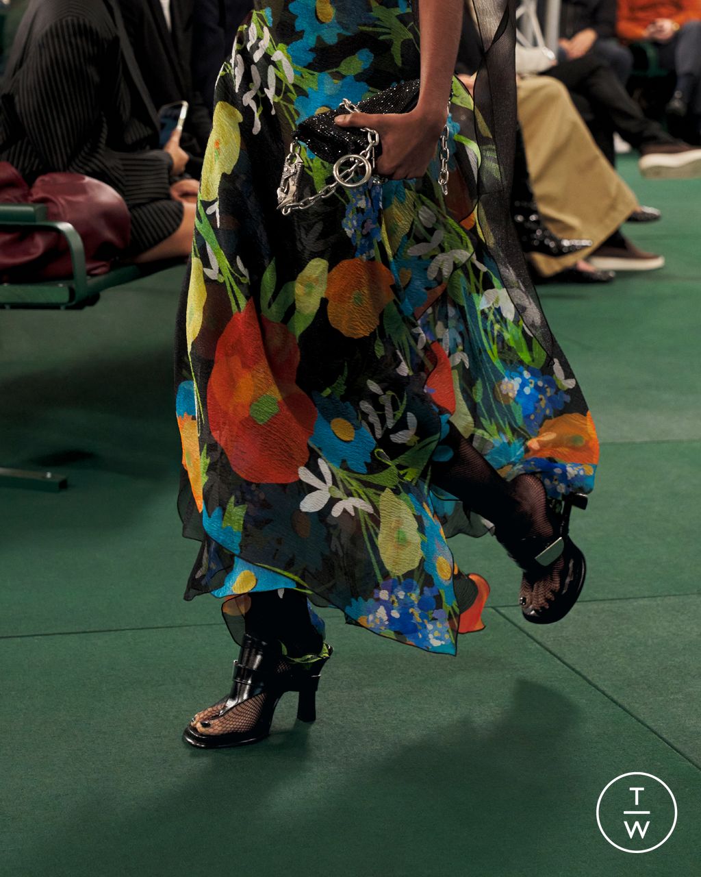 Fashion Week London Spring/Summer 2024 look 43 from the Burberry collection 女装配饰